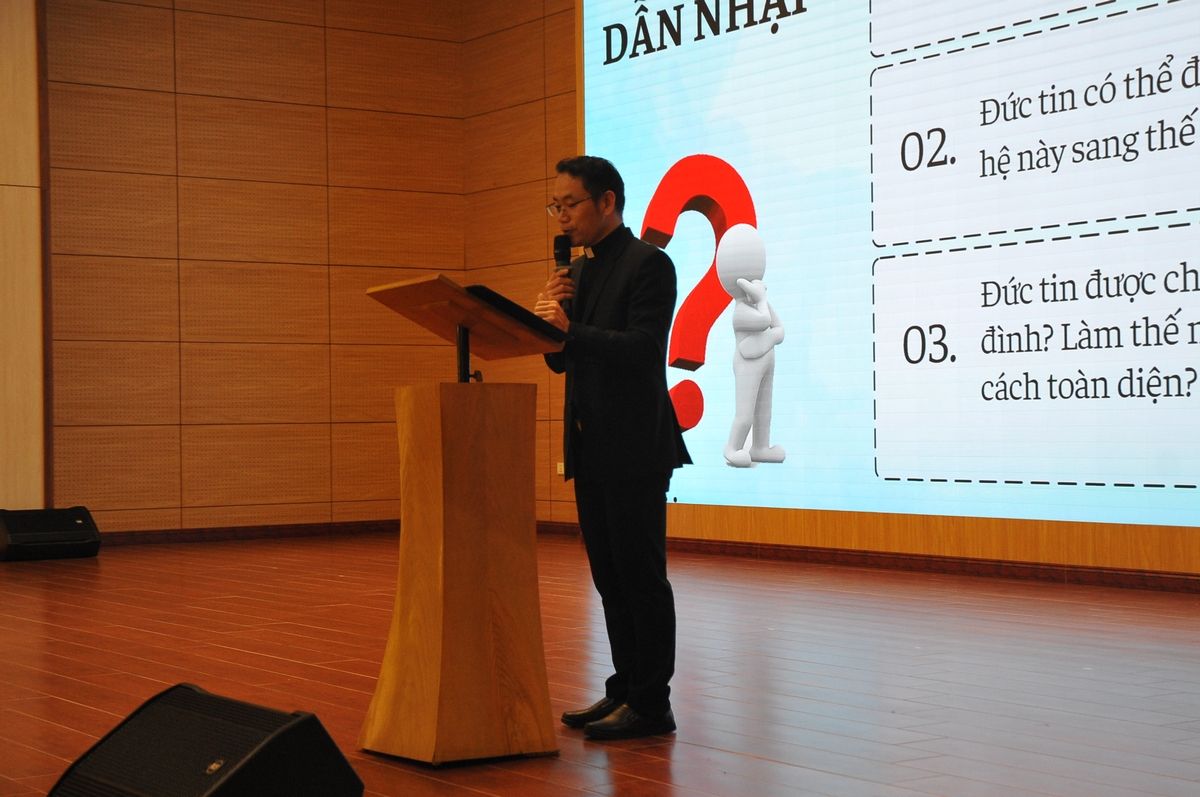 Hội Thảo Học Viện Thần Học Phêrô Lê Tùy Tháng 11 2025   Phần Chia Sẻ Của Cha Phú (trung Cảnh)